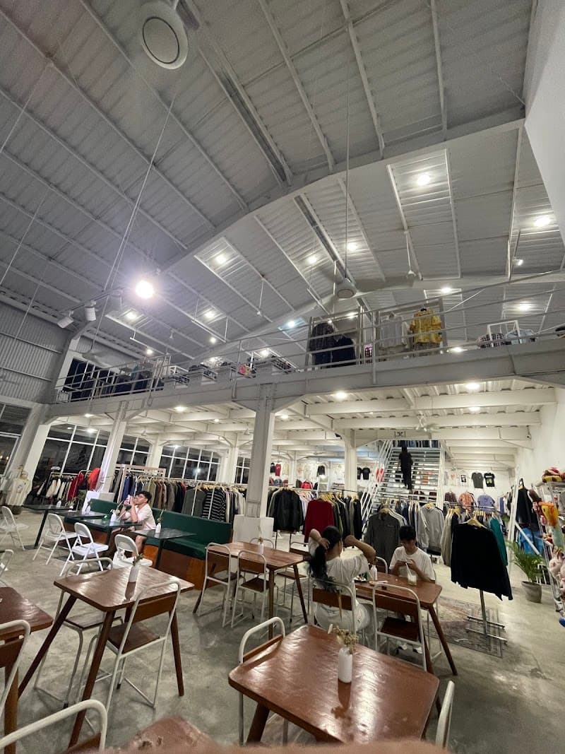 Gallery image of Lestari Thrift Shop 1